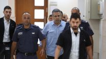 השר לשעבר גונן שגב בכניסה לבית המשפט המחוזי בירושלים, שם נפתח משפטו באשמת ריגול נגד מדינת ישראל, 5 ביולי 2018. (צילום: עמית שאבי)