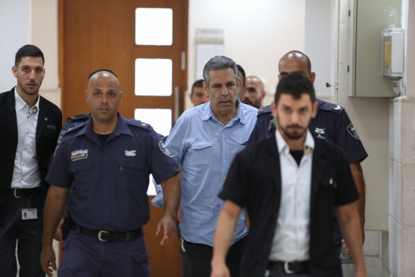 השר לשעבר גונן שגב בכניסה לבית המשפט המחוזי בירושלים, שם נפתח משפטו באשמת ריגול נגד מדינת ישראל, 5 ביולי 2018. (צילום: עמית שאבי)
