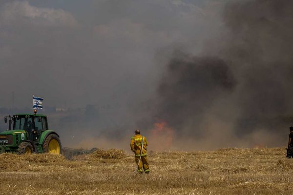 שריפה בשדה בעקבות בלון תבערה (יונתן זינדל / פלאש90)