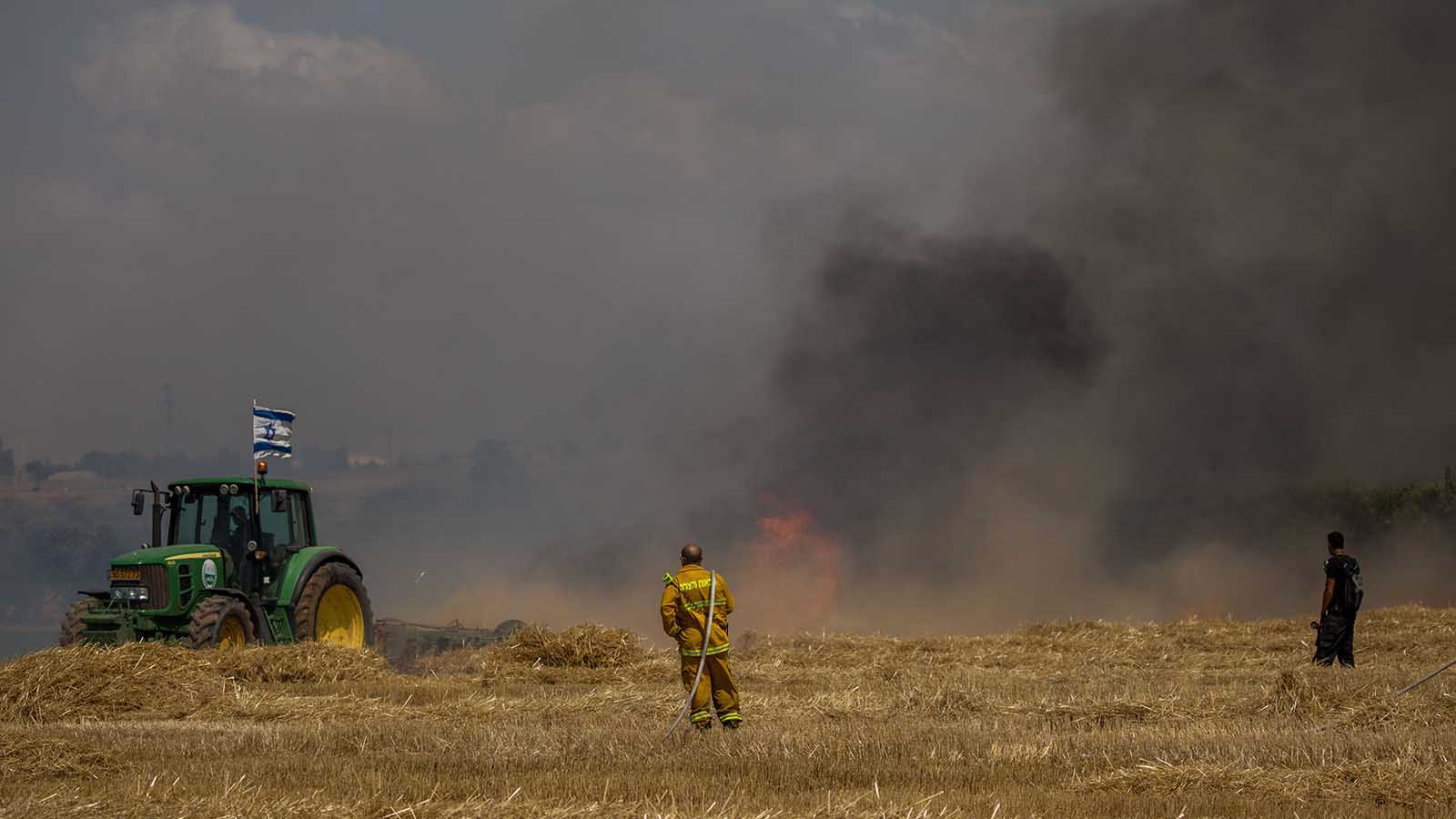 שריפה בשדה בעקבות בלון תבעירה (יונתן זינדל / פלאש90)