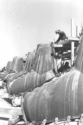 יציקת הטטרפודים של מזח הנמל, כל אחד במשקל 12.5 טון. 1962, מתוך: ויקימדיה.