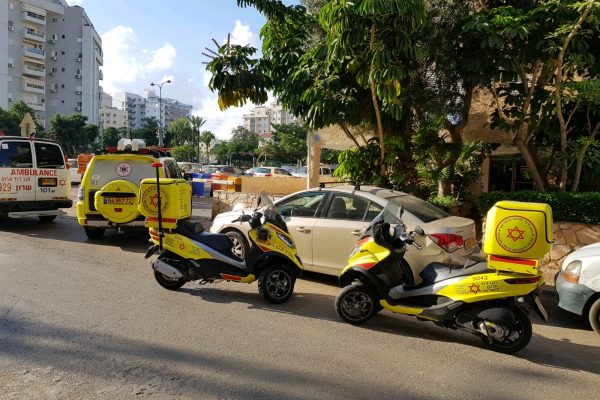 הזירה בה הפלה את מותה ילדה בת 5 ברחוב איכילוב בנתניה, 29 ביולי 2018. (צילום: אלירן אביטל תיעוד מבצעי מד"א)