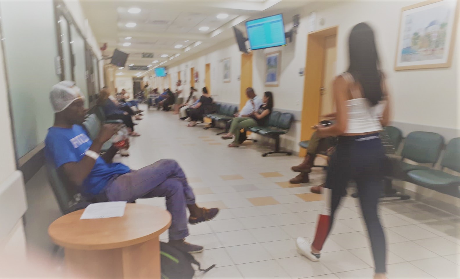 מסדרון למיון חולים "מהלכים" בבית חולים במרכז הארץ, יוני 2018. גם אחרי השעה חצות המסדרון עמוס ומלא במטופלים ממתינים. (צילום: דבר ראשון)