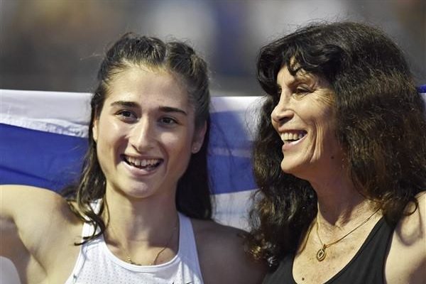 דיאנה ויסמן (משמאל) ואסתר רוט שחמורוב באליפות ישראל באתלטיקה (צילום טיבור ייגר)
