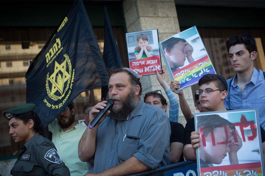 בנצי גופשטיין ופעילי להב"ה בהפגנה מול מצעד הגאווה בירושלים בו נרצחה שירה בנקי ב-30 ביולי 2015. (צילום: מרים אלטשר/פלאש90)