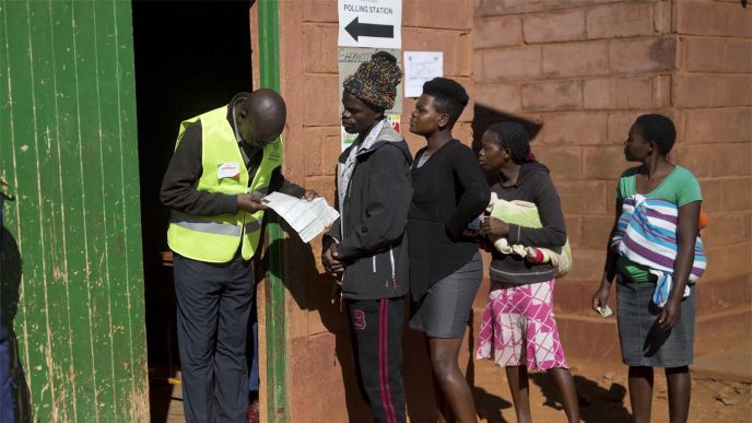 אזרחים עומדים בתור לקלפי בבחירות לנשיאות זימבבואה, 30 ביולי 2018 (AP Photo/Jerome Delay)