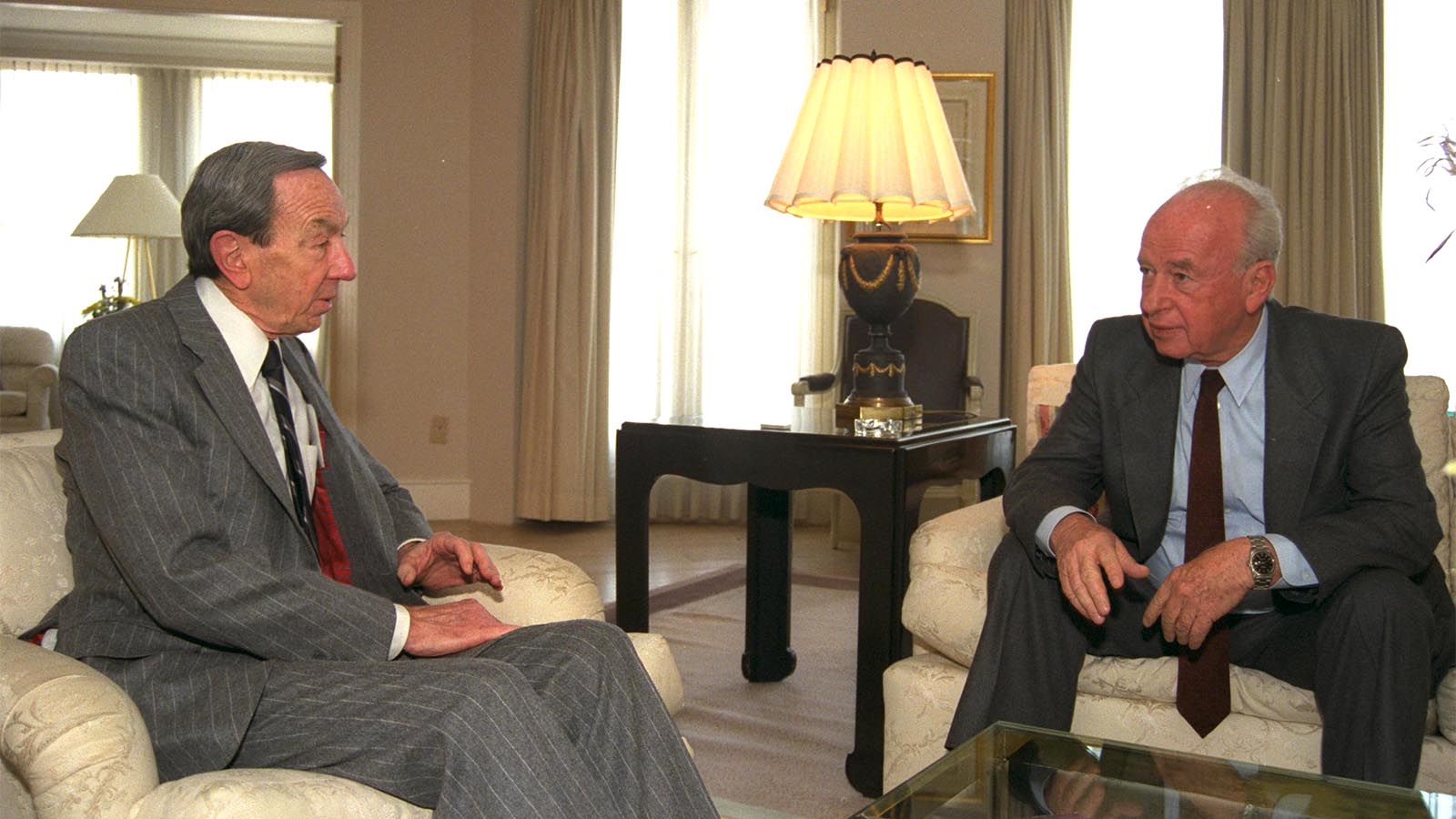 יצחק רבין בפגישה עם וורן כריסטופר בוושינגטון (צילום: סער יעקב / לע&quot;מ).