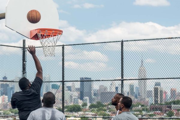 משחקים כדורסל בשכונה בארה"ב. אילוסטרציה (stockelements / Shutterstock.com)