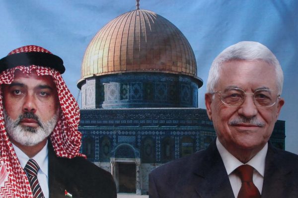 פוסטר המציג את אבו מאזן ואת יסמאעיל הניה על רקע כיפת הסלע, יוני 2008 (צילום: ויסאם נאסר / פלאש 90).
