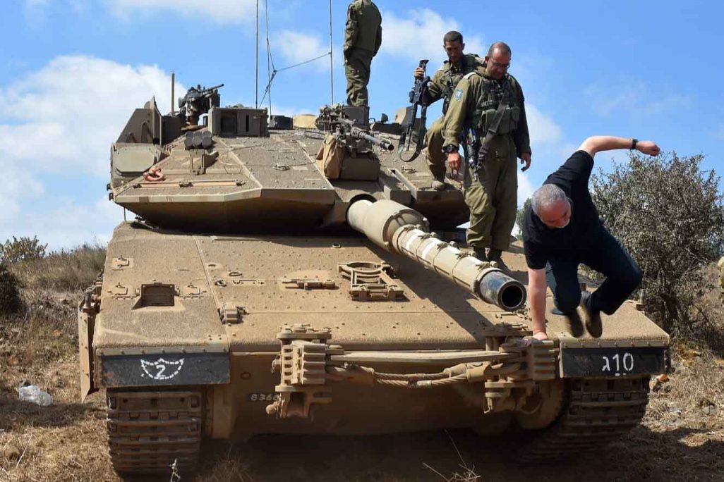 ביקור שר הביטחון בתרגיל שריון ברמת הגולן, 7 באוגוסט 2018. (צילום: אריאל חרמוני, משרד הביטחון.) ביקור שר הביטחון בתרגיל שריון ברמת הגולן, 7 באוגוסט 2018. (צילום: אריאל חרמוני, משרד הביטחון.)