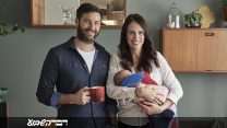התמונה של ארדרן, בן זוגה ובתה צולמה בראשית אוגוסט בביתם של הזוג באוקלנד. (Derek Henderson/Jacinda Ardern via AP)