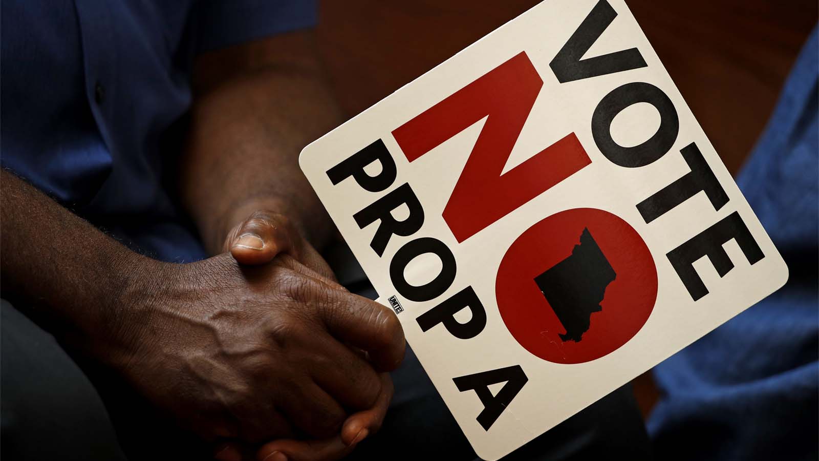 שלט הקורא להתנגד לחוק &quot;הזכות לעבוד&quot; במשאל העם במיזורי (AP Photo/Charlie Riedel)