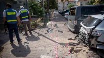 אנשי מס רכוש בזירת נפילת קסאם בכניסה לבניין מגורים בשדרות 9 באוגוסט 2018 (צילום: יונתן זינדל/ פלאש90)