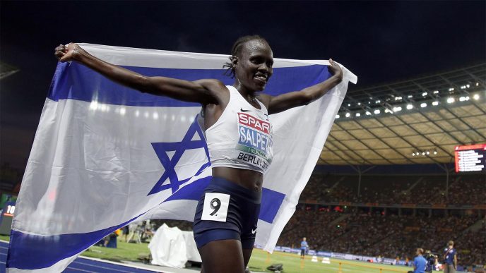 לונה צ'מטאי-סלפטר עם דגל ישראל לאחר הזכייה במדליית הזהב בריצה ל-10,000 מטר באליפות אירופה בברלין 2018 (AP Photo/Michael Sohn)