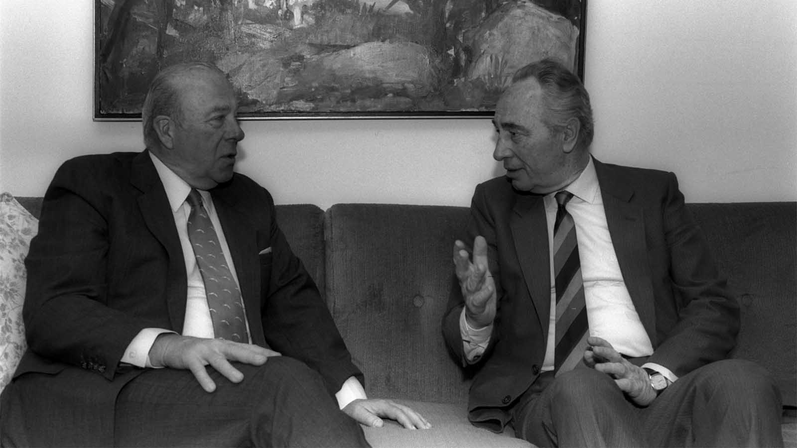 פגישת סגן ראש הממשלה שמעון פרס (מימין) עם מזכיר המדינה האמריקני ג'ורג' שולץ, בירושלים. פברואר 1988 (צילום: סער יעקב/ לע&quot;מ)