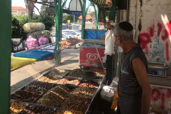 דוכן מזון בשדרות לאחר הפסקת אש בעיר, בסיומו של אחד המבצעים הצבאיים האחרונים (צילום ארכיון: יאיר ויטמן)
