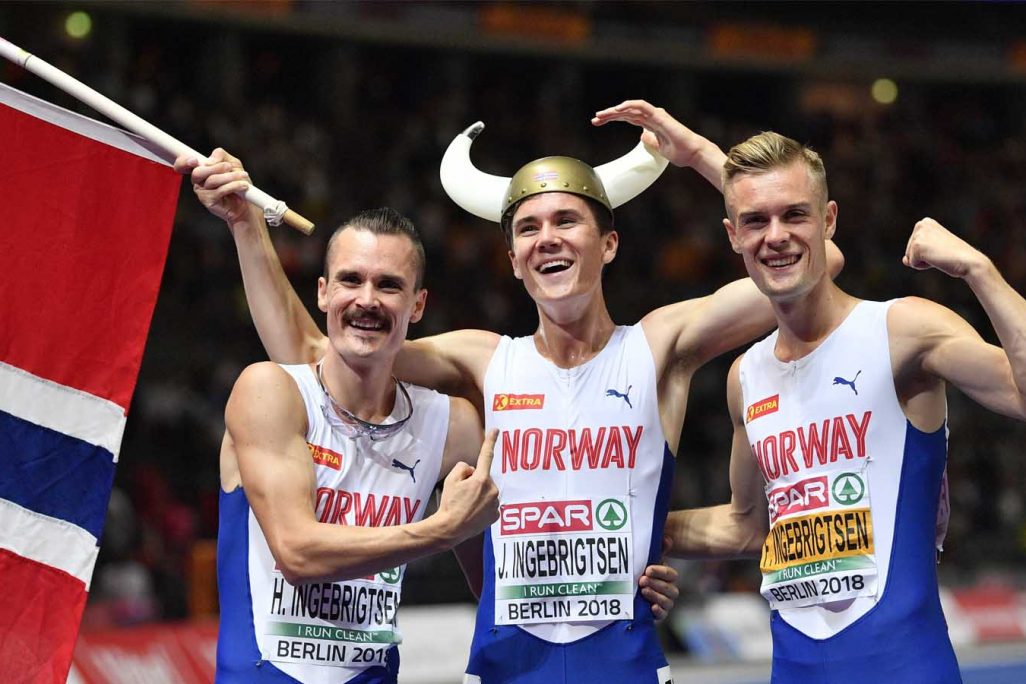 ג'יקוב אינגבריגטן (במרכז) עם שני אחיו לאחר שזכה במדליית הזהב בריצת 1500 באליפות אירופה באתלטיקה, (AP Photo/Martin Meissner)