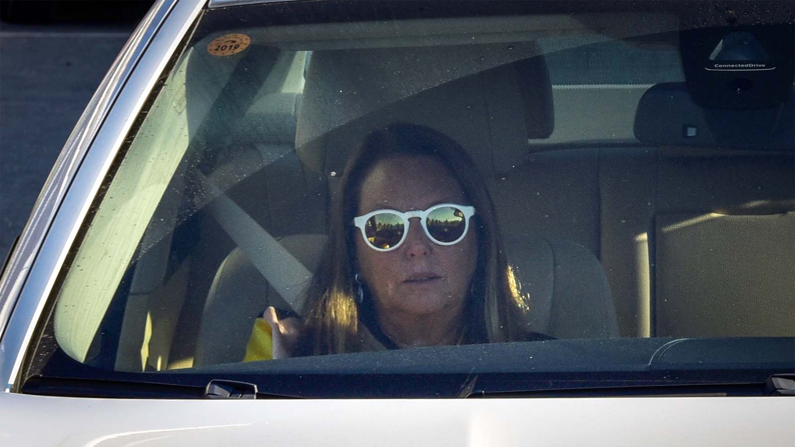 שרי אריסון ביציאתה ממשרדי להב 433 לאחר חקירתה. 12 באוגוסט 2018 (צילום: פלאש90)