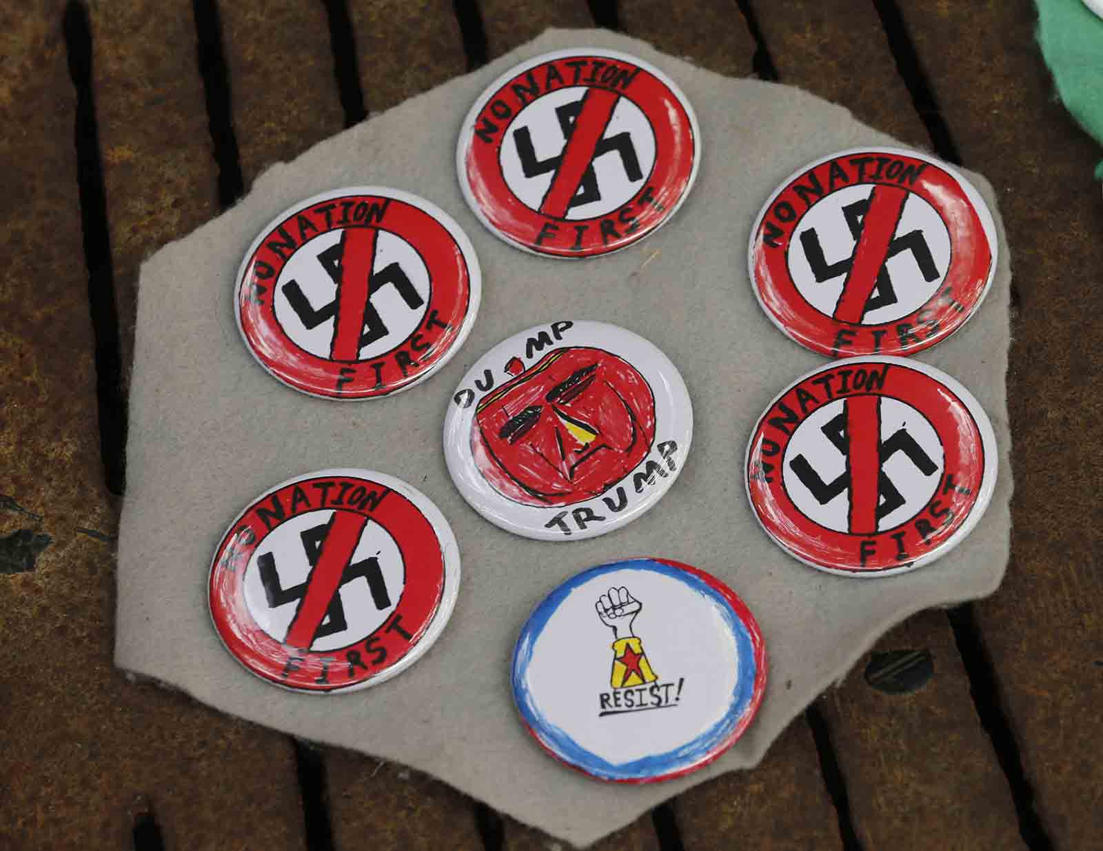 דוכן למכירת סיכות עם מסרים אנטי נאציים ואנטי פשיסטיים כחלק מההיערכות לציון יום השנה לאירועי שארלוטסוויל. (AP Photo/Steve Helber)