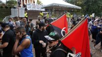 קבוצת מפגיני אנטי-פשיסטיים ופעילי Black Lives Matter צועדים בקמפוס של אוניברסיטת וירג'יניה לרגל יום השנה למאורעות האלימים בעיר (AP Photo/Steve Helber)