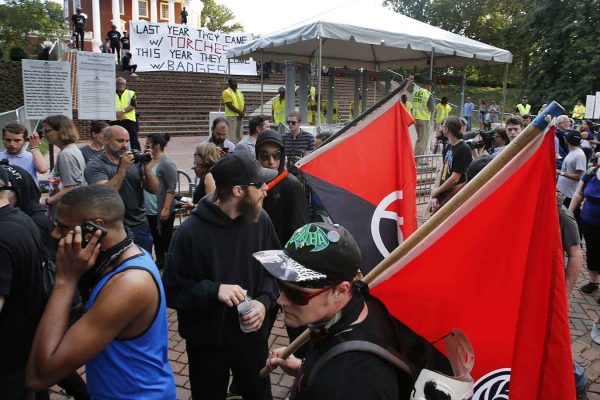 קבוצת מפגיני אנטי-פשיסטיים ופעילי Black Lives Matter צועדים בקמפוס של אוניברסיטת וירג'יניה לרגל יום השנה למאורעות האלימים בעיר (AP Photo/Steve Helber)
