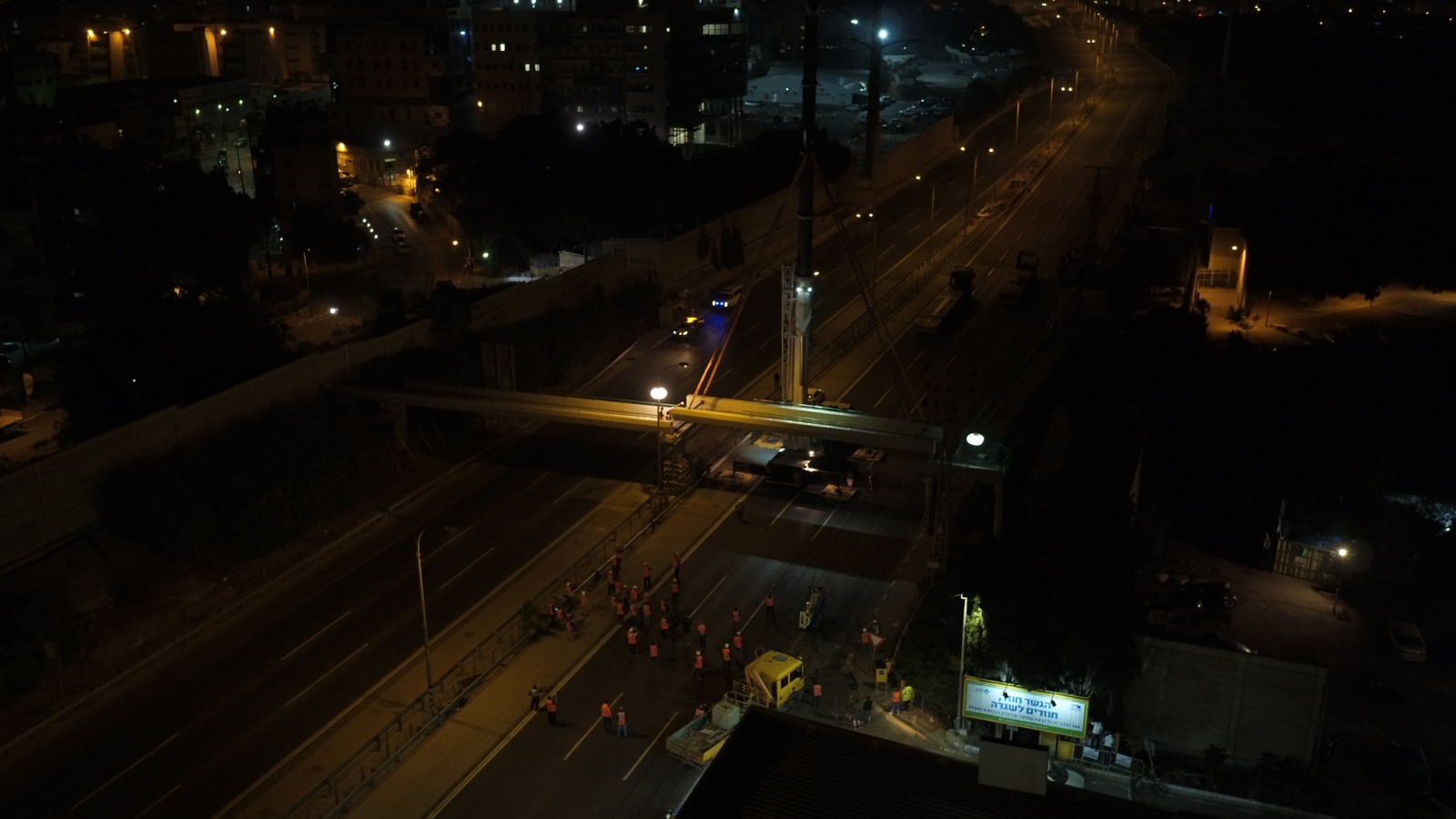 עבודות לשיקום הגשר בגבעת שמואל שנהרס בתאונה קטלנית לפני שנה (קרדיט: נתיבי ישראל)