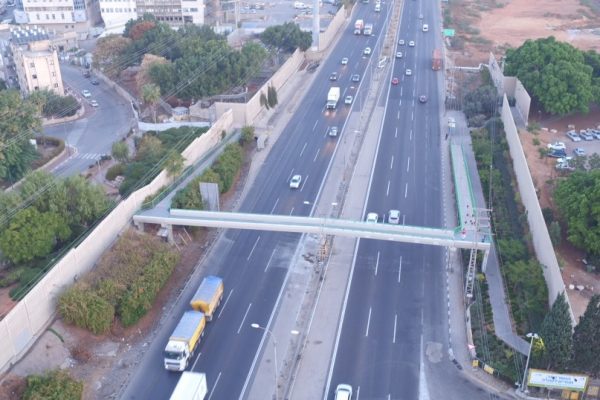 הגשר ששוקם בגבעת שמואל לאחר שנהרס לפני שנה בתאונה קטלנית (קרדיט: נתיבי ישראל)