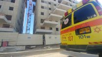 פועל נפל מגובה באתר בניה באחיסמך, 13 באוגוסט 2018 (דוברות מד"א)