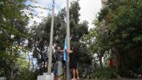 עובדי החינוכית מורידים את דגל החינוכית ביום סגירת הערוץ 14 באוגוסט (צילום: צחי זמיר)