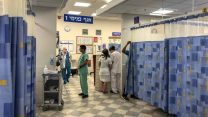 היחידה לטיפול נמרץ בבית החולים אסף הרופא. למצולמים אין קשר לכתבה (צילום: דבר)