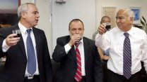 שר האוצר יובל שטייניץ ופרופ' שוקי שמר מנכ"ל בית החולים אסותא בהרמת כוסית לכבוד חתימת בניית בית חולים אסותא אשדוד. 29 במאי 2011. (צילום: דודי וקנין)