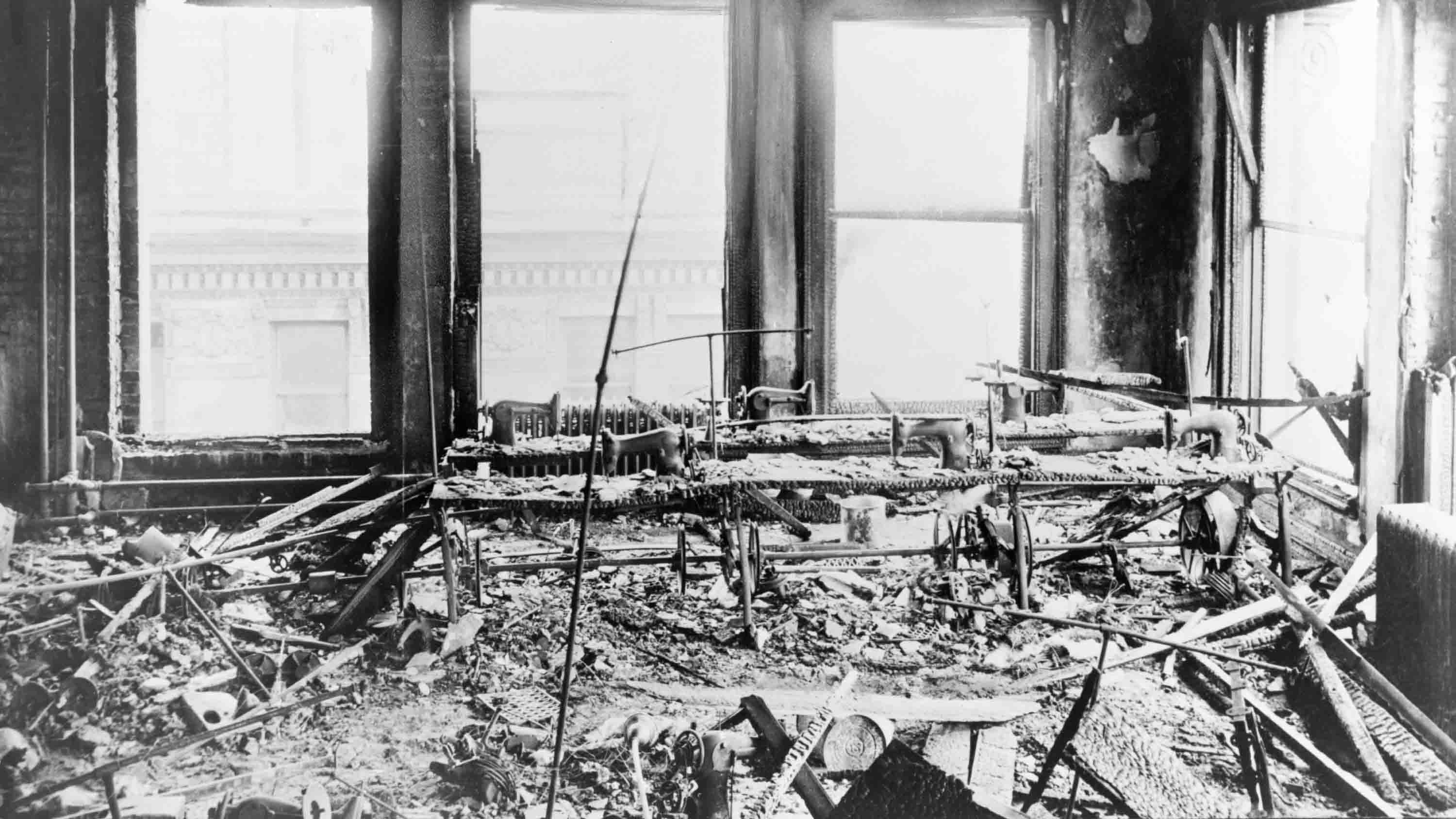 מכונות תפירה שרופות בהריסות מפעל החולצות טריאנגל לאחר השריפה. מרץ 1911 (צילום: Everett Historical / Shutterstock.com)