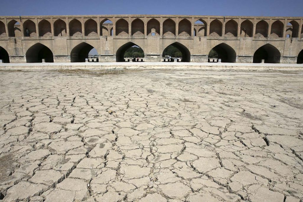 נהר הזיאנד באיראן יבש לגמרי. בעקבות שנות בצורת קשות (צילום: AP Photo/Matt Rourke).
