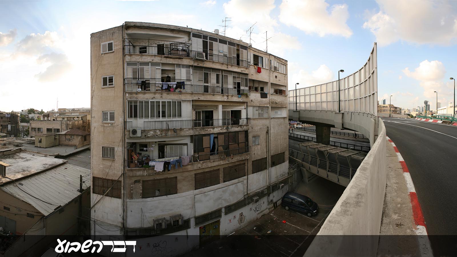 בניין דירות מוזנח בסמוך לתחנה מרכזית תל אביב (צילום: Roi Boshi / ויקימדיה).