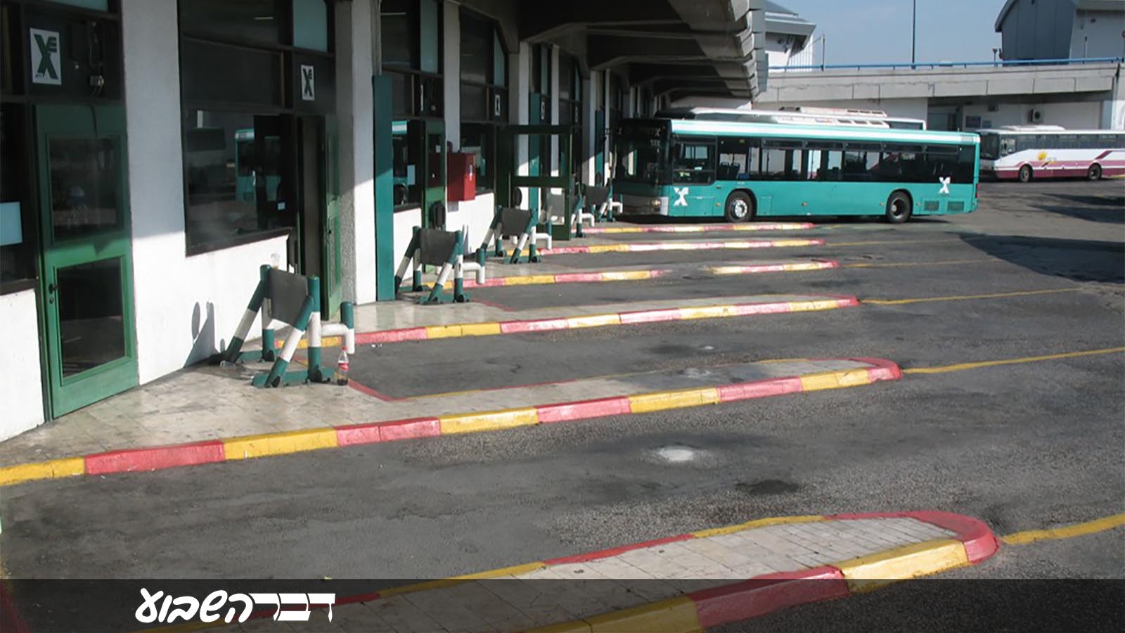 רציפי אוטובוסים בתחנה מרכזית תל אביב (צילום: Ynhockey / ויקימדיה).