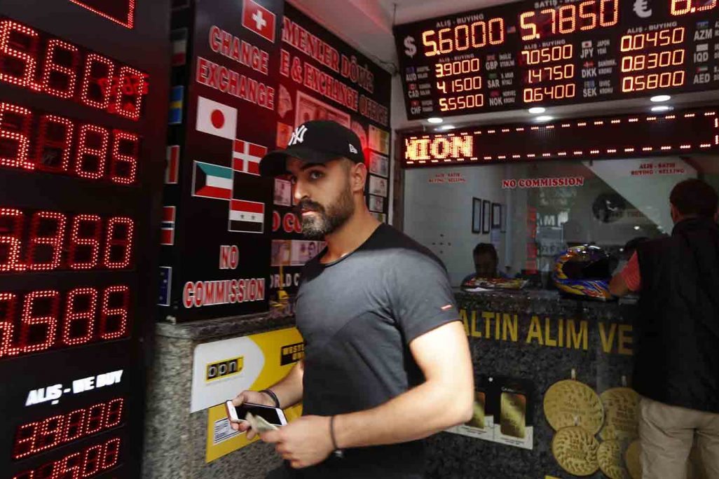 עמדת החלפת כספים באיסטנבול בירת טורקיה, אוגוסט 2018 (AP Photo/Lefteris Pitarakis)