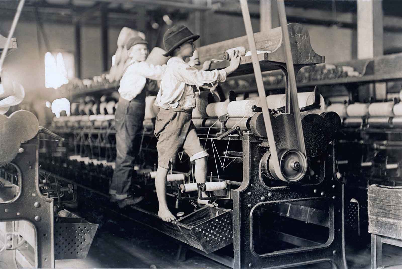 ילדים עובדים במפעל לטווית כותנה ב-1909. כיצד ייראה שוק העבודה ב-2030? (צילום: Everett Historical / Shutterstock.com)