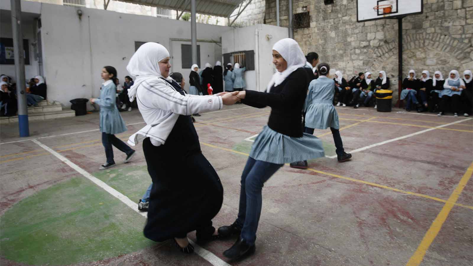 ילדות ערביות משחקות בחצר בית ספר בעיר העתיקה בירושלים. ארכיון למצולמות אין קשר לכתבה (צילום: מרים אלטשר/ פלאש90)