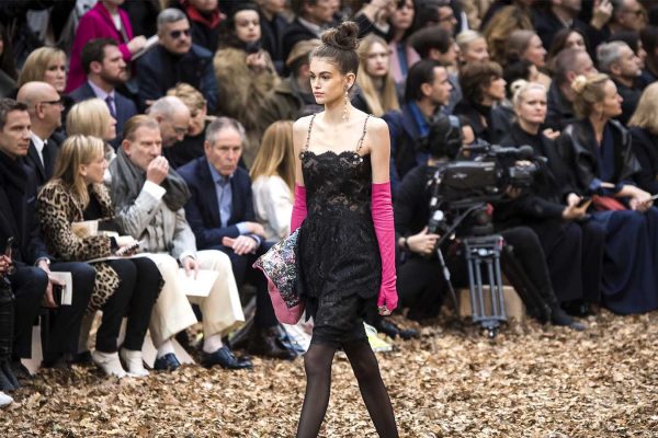 הדוגמנית קאיה גרבר בת ה-16 בשבוע האופנה בפריז. מרץ 2018 (צילום: Photo by Vianney Le Caer/Invision/AP).