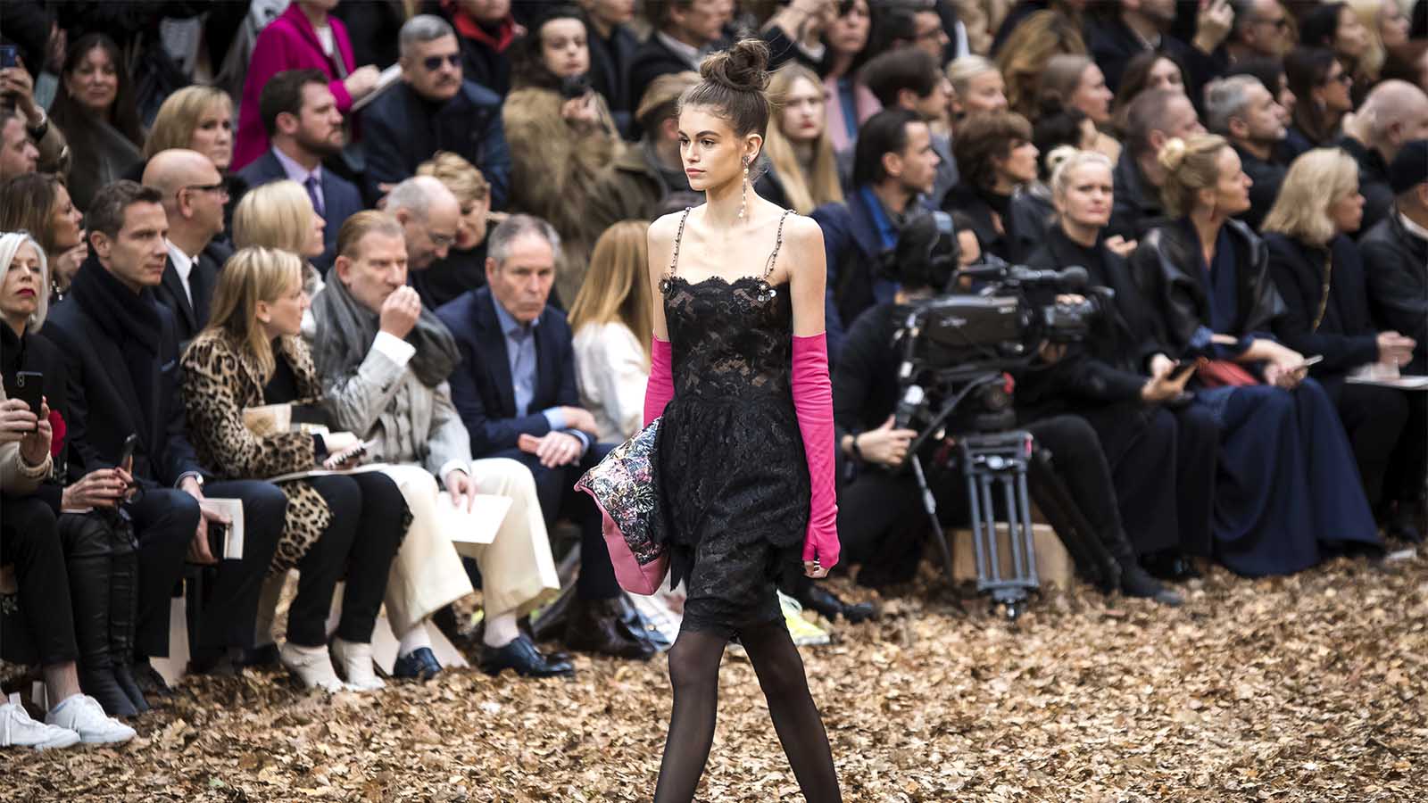 הדוגמנית קאיה גרבר בת ה-16 בשבוע האופנה בפריז. מרץ 2018 (צילום: Photo by Vianney Le Caer/Invision/AP).
