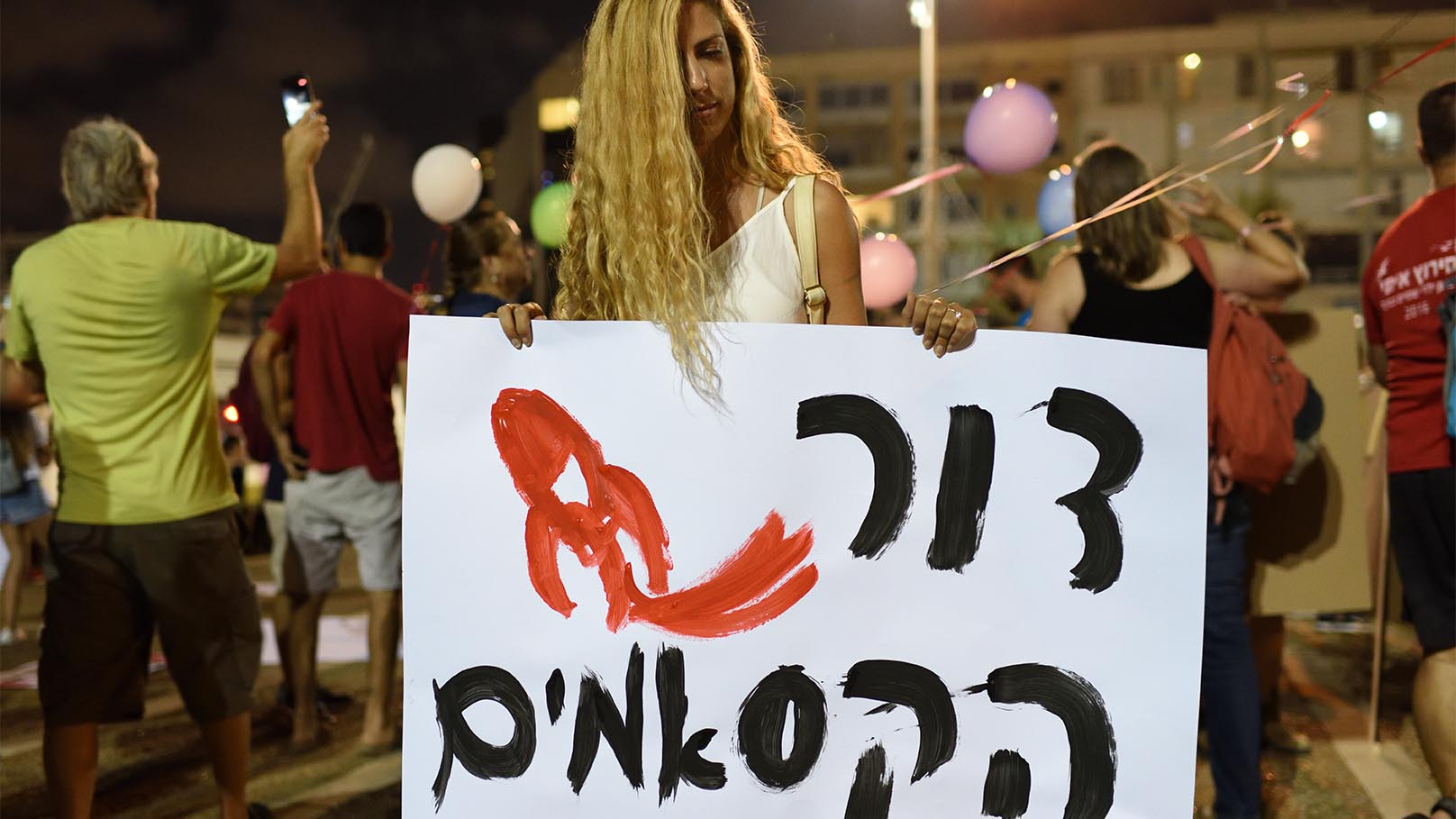 מפגינה בצעדת המחאה בתל אביב (צילום: גילי יערי / פלאש 90).