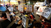 מפגינים בצעדת המחאה בתל אביב (צילום: גילי יערי / פלאש 90).