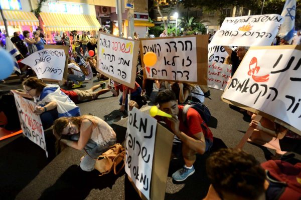 מפגינים בצעדת המחאה בתל אביב (צילום: גילי יערי / פלאש 90).