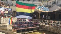 פקיעין. תמונות הרוגי מתקפת דאע"ש במחוז א-סווידא ביולי האחרון (צילום: רועי יוסף)