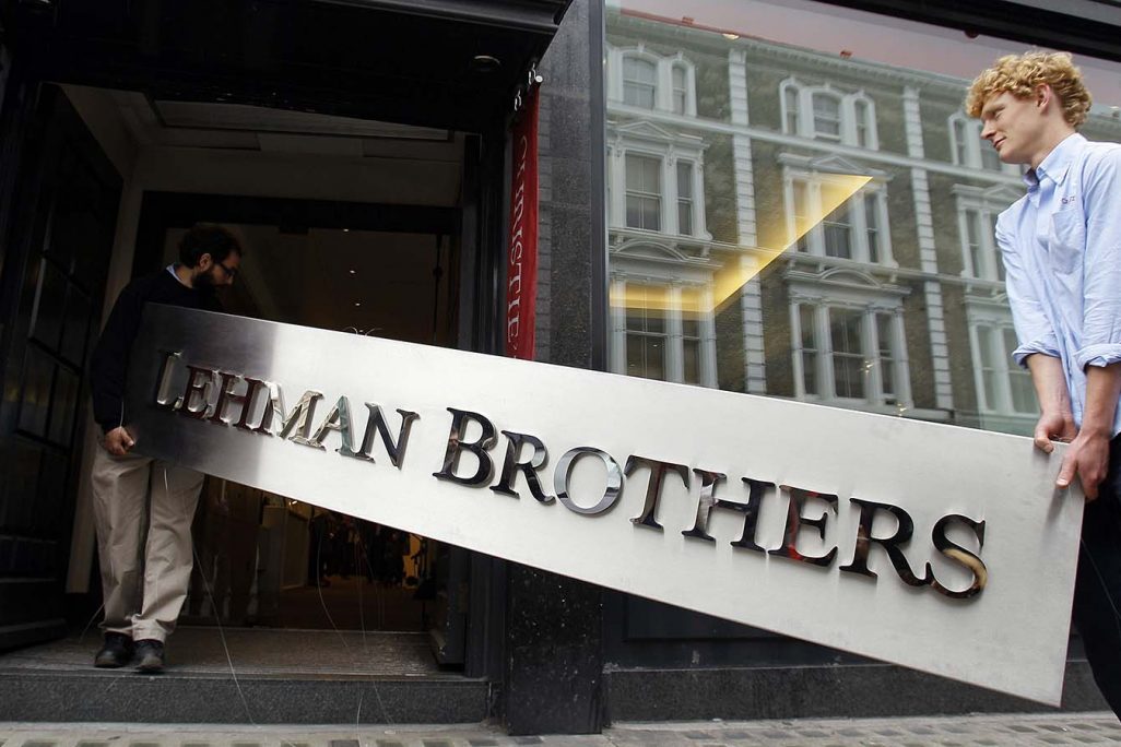 שלט המטה של בית ההשקעות לשעבר Lehman brothers נמכר במכירה פומבית לאחר פשיטת הרגל של החברה במשבר בכלכלי של 2008 (צילום: AP Photo/Kirsty Wigglesworth).