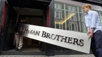 שלט המטה של בית ההשקעות לשעבר Lehman brothers נמכר במכירה פומבית לאחר פשיטת הרגל של החברה במשבר בכלכלי של 2008 (צילום: AP Photo/Kirsty Wigglesworth).