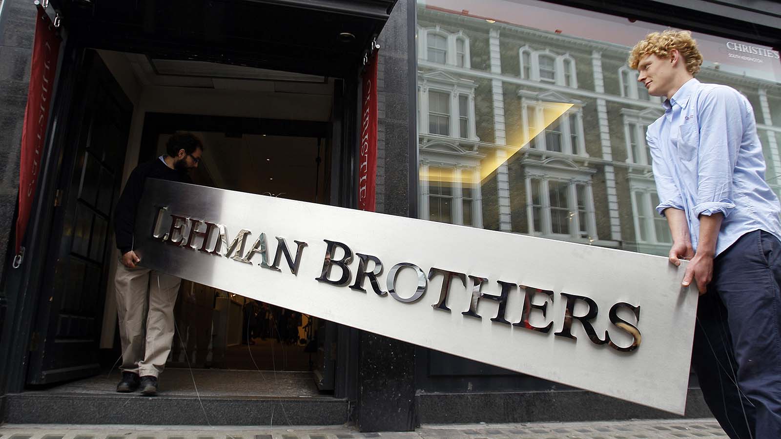 שלט המטה של בית ההשקעות לשעבר ליהמן ברדרס נמכר במכירה פומבית לאחר פשיטת הרגל של החברה במשבר בכלכלי של 2008 (צילום: AP, קריסטי וויגלסוורת').
