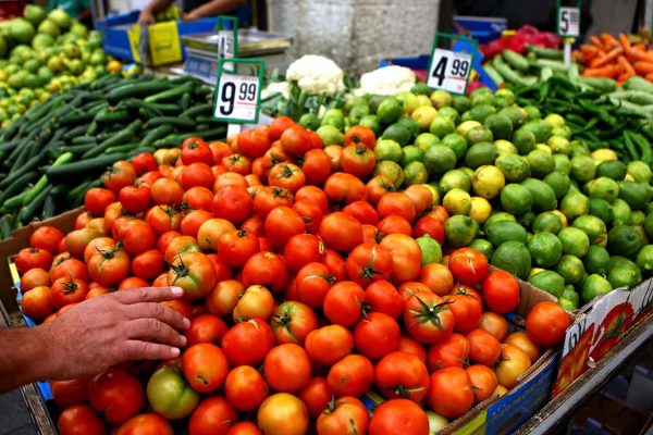 עגבניות בשוק. ארכיון (צילום:אביר סולטן/ פלאש90).