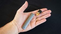 סיגריה אלקטרונית של JUUL (צילום: Chris Allan / Shutterstock.com)