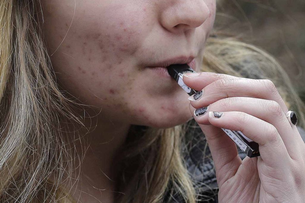 נערה מעשנת סיגריה אלקטרונית (צילום: AP Photo/Steven Senne)